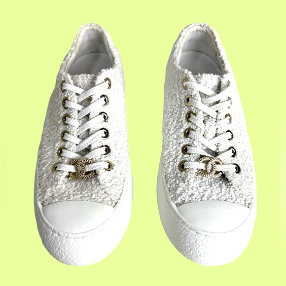 CHANEL 2024 SS CASUAL STYLE PLAIN LOGO LOW-TOP SNEAKERS - Picture 2 of 14